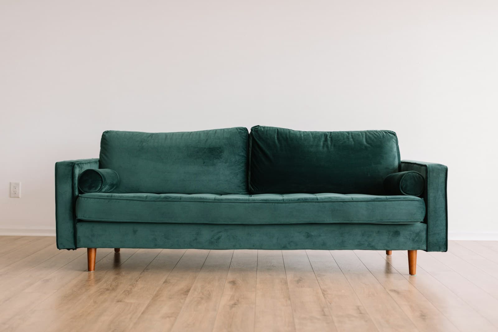 A carefully maintained space for sofa & upholstery